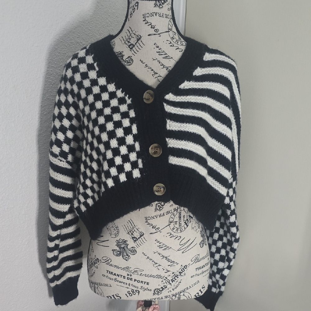 HYFVE Black & White Checkered & Stripes Cropped Sweater (EUC)(S)🖤🤍🖤